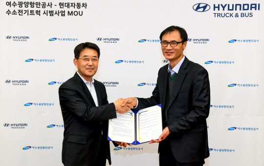 현대자동차는 지난 14일 여수광양항만공사와 수소전기트럭 시범사업을 위한 업무협약을 체결했다고 16일 밝혔다. 사진은 이인철(왼쪽) 현대차 상용사업본부장과 길인환 여수광양항만공사 운영본부장이 기념촬영을 하는 모습.    현대자동차 제공